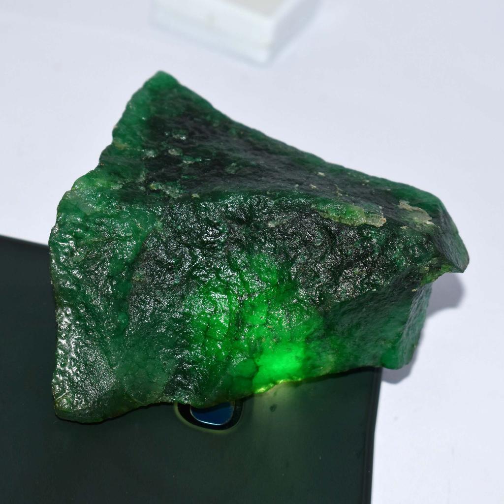 Esmeralda Verde Natural Sin Cortar Rara en Bruto 119 Quilates Gema Impecable CERTIFICADA