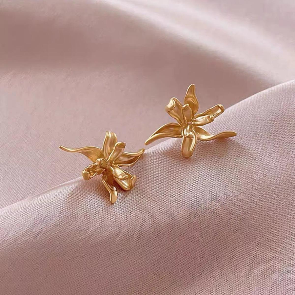 

Серьги-пусеты в виде цветка ириса серебристо-белого цвета: Винтажный матовый дизайн, элегантный и нишевый золотой