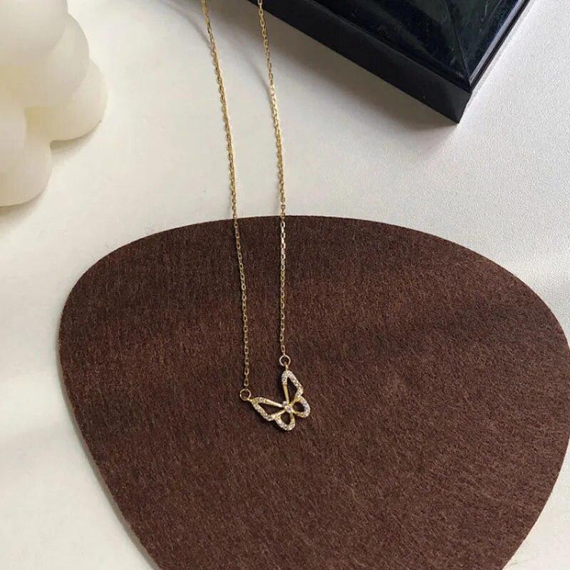 Korejská verze Akrylový náhrdelník s motýlkem pro ženy Náhrdelník s motýlkem zlaté barvy Jednoduché elegantní šperky velkoobchod