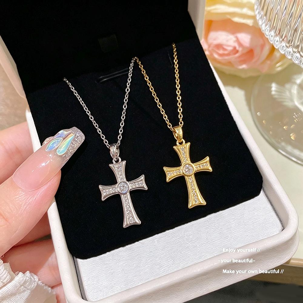 European and American Diamond Cross Necklace - Summer Light Luxury, Versatile, Exquisite Clavicle Chain for Women.