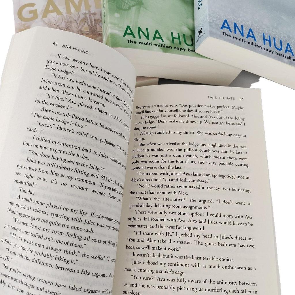 Çarpık Seri: Aşk, Yalanlar, Oyun, Nefret - 4 Kitap Seti