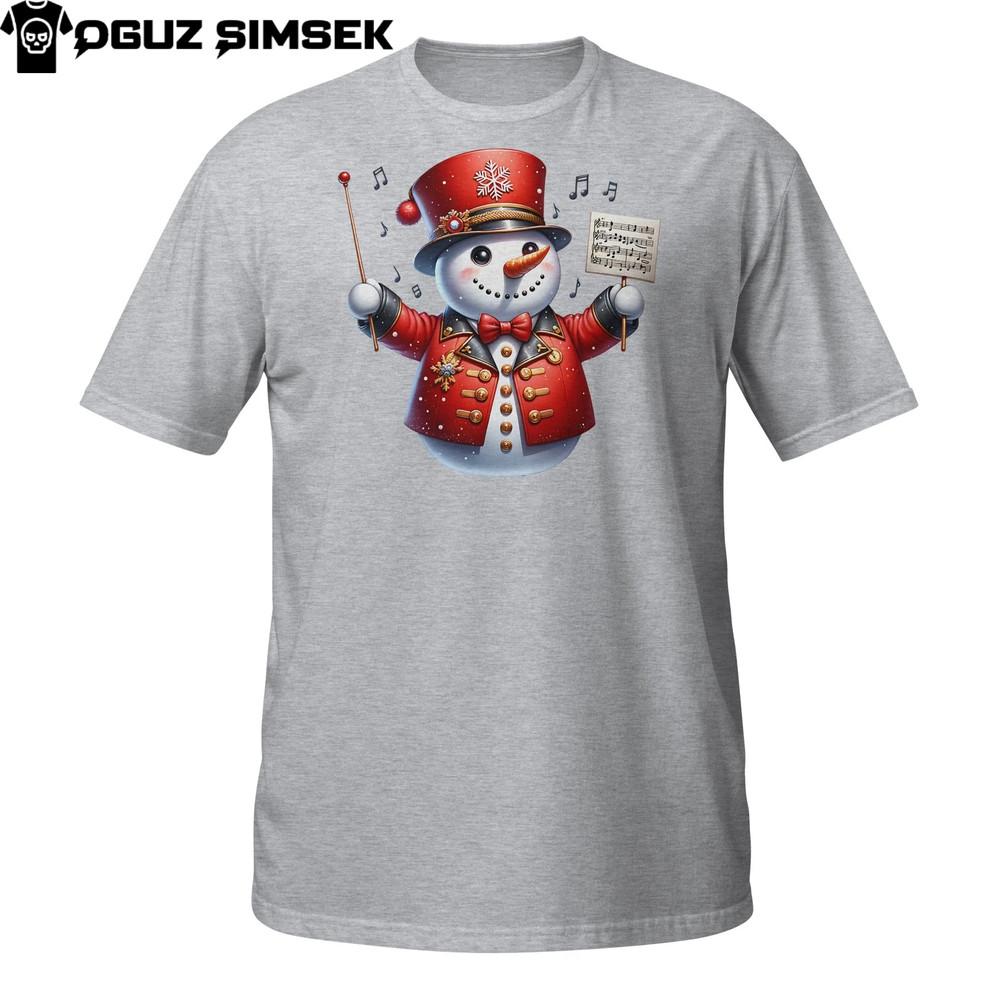 

Музыкальная рождественская футболка «Снеговик» – Дизайн с красным пиджаком, дирижерской палочкой и нотами рождественской песни 4XL