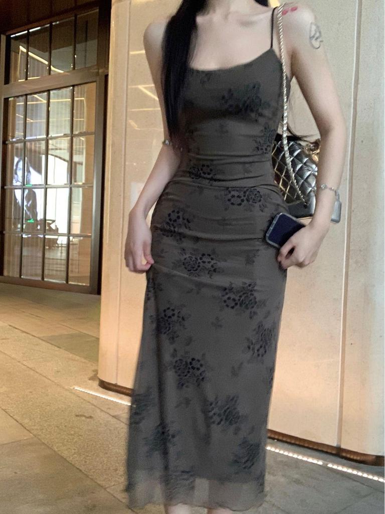 Schickes französisches Camisole-Kleid mit schwarzem Print: Elegantes, taillenförmiges Design für einen schlankmachenden, raffinierten Look.