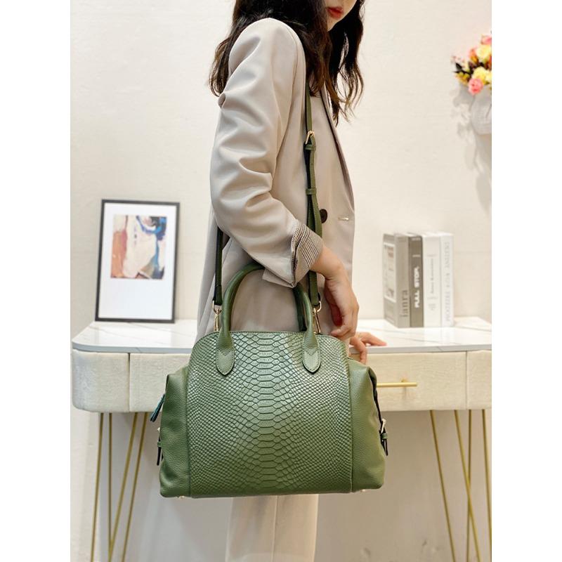 Retro crocodile pattern women's bag plus genuine leather locomotive bag, large-capacity messenger handbag.