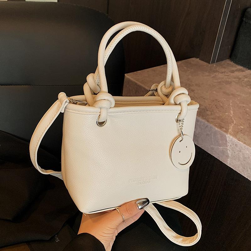 

В этом году популярны маленькие сумки для женственного ощущения высокого класса, портативные корзины для овощей большой вместимости, сумки-ведра и женские модные плечевые сумки. белый