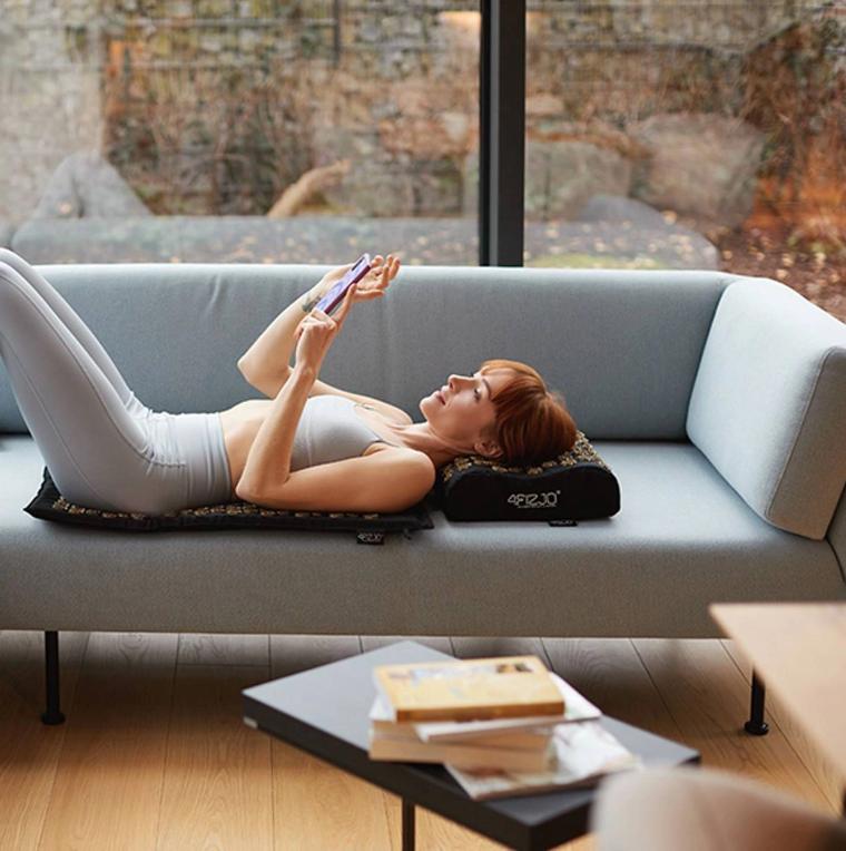 4FIZJO ERGO Akupressurmatte 68x42cm + Quadratisches Kissen Schwarz/Gold