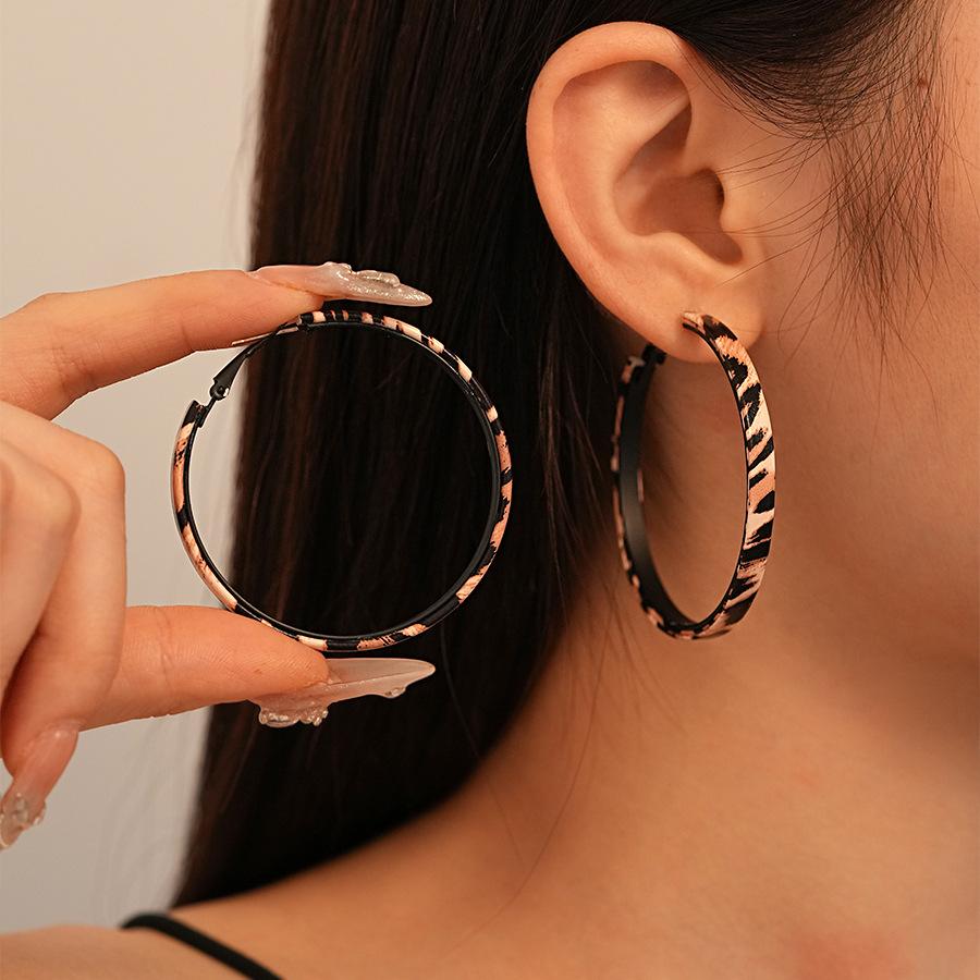 Autumn and Winter Simple Leather Geometric Circle Silver Needle Earrings Leopard Geometric Premium Earrings