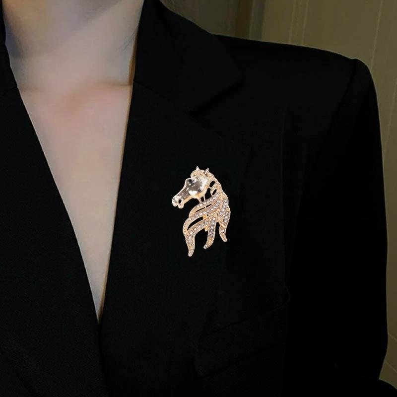Minimalist Equestrian Themed Brooch Polished Alloy Construction Versatile Wear For Parties And Work Environments
