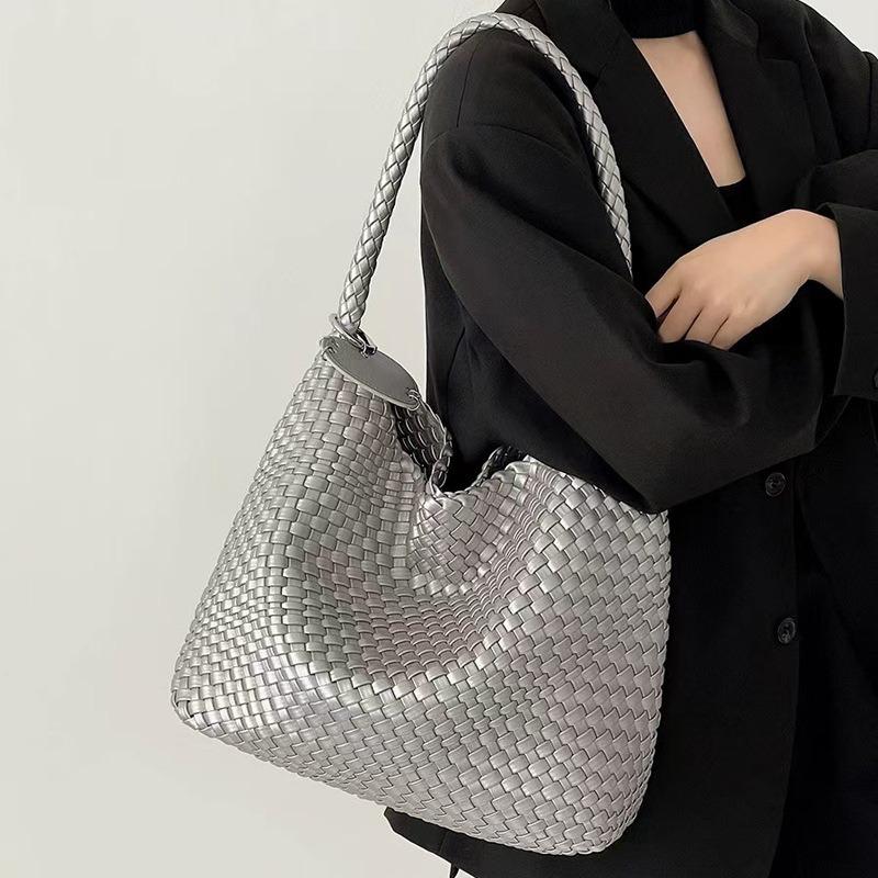 Gun, champagne, woven tote bag, women's large-capacity large bag, high-end portable shoulder bucket bag.