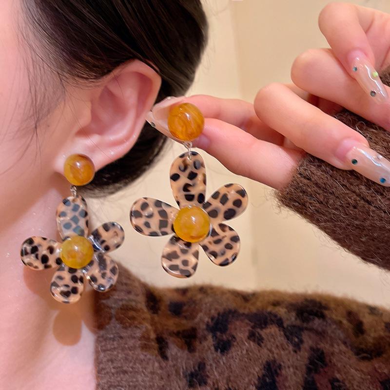 2025 Spring/Summer Floral Pearl Stud Earrings - Elegant Women's Light Luxury Edition