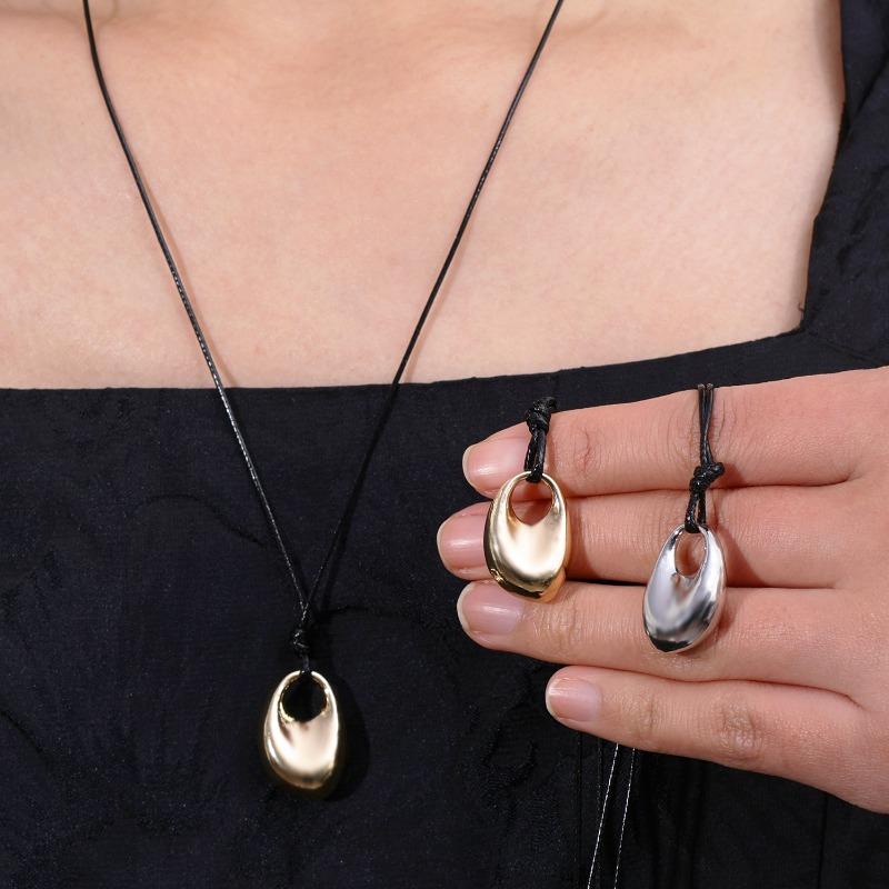 Collier Corde Cuir Noir Minimaliste Femme Automne et Hiver Simple Mode Pendentif Métal Irrégulier Chaîne Pull Longue