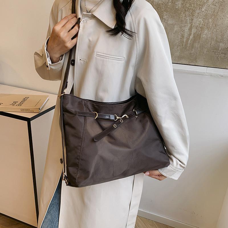 Chic Versatile Tote Bag For Women Spacious Nylon Handbag Ideal For Everyday Use