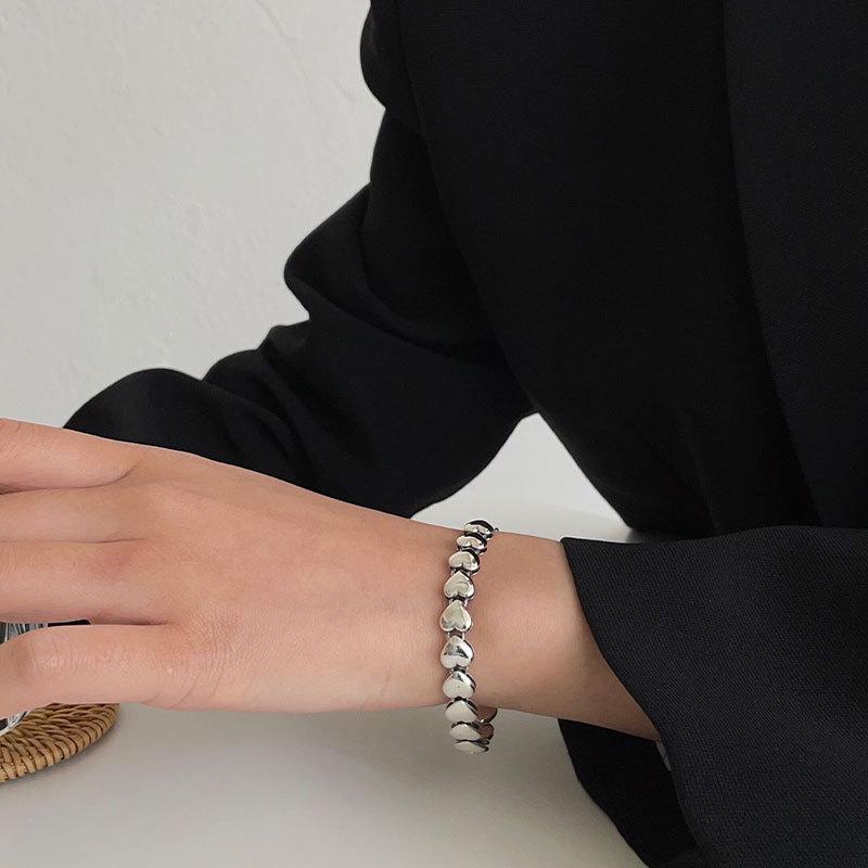Korean Style Geometric String of Hearts Bracelet for Women – Retro, Simple, and Trendy Jewelry Piece
