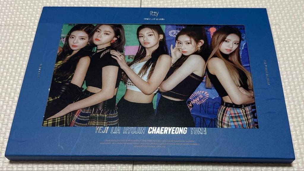 [USED] ITZY GUESSWHO WANNABE Album with Trading Card Postcard