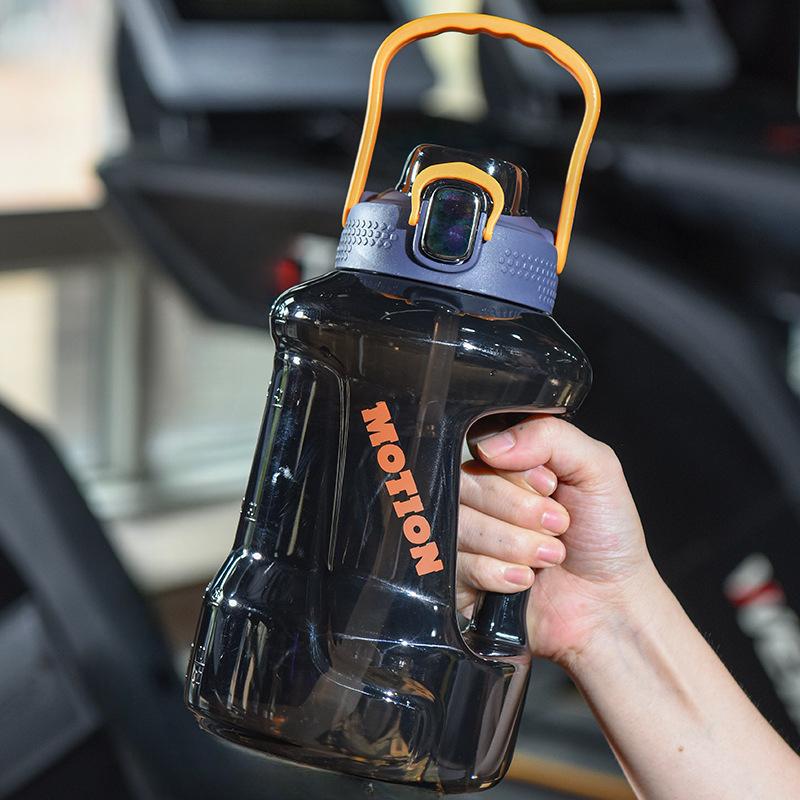 Nowy Przezroczysty Ręczny Bidon Męski i Damski Fitness Plastikowy Kubek o Dużej Pojemności ze Słomką Outdoorowy Przenośny Bidon Sportowy