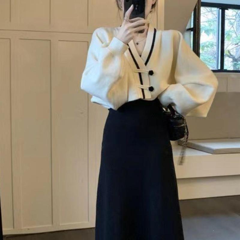 Retro Buckle Contrasting Color V-neck Fashionable Sweater Jacket for Autumn and Winter Loose Long Sleeved Short Knit Cardigan Top