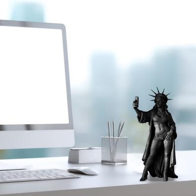 Sexy Statue of Liberty Modern Lady Liberty Selfie Sculpture 250th Anniversary Collectible Liberty Goddess Figurine for Living Room Table New