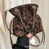 This year's popular bags are women's autumn and winter 2025 new leopard print niche messenger bags, casual portable bucket bags.