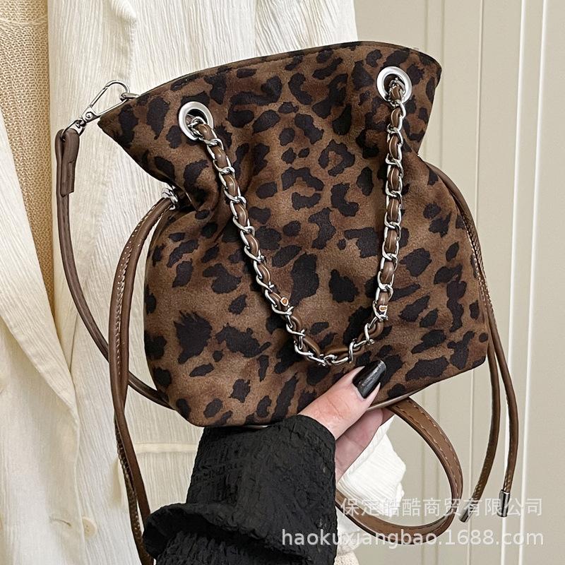 This year's popular bags are women's autumn and winter 2025 new leopard print niche messenger bags, casual portable bucket bags.