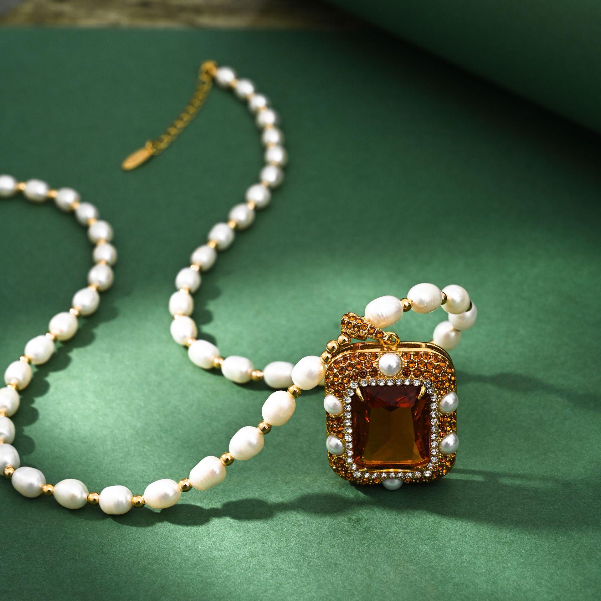 Caramel Crystal Freshwater Pearl Necklace: Retro Gemstone Design