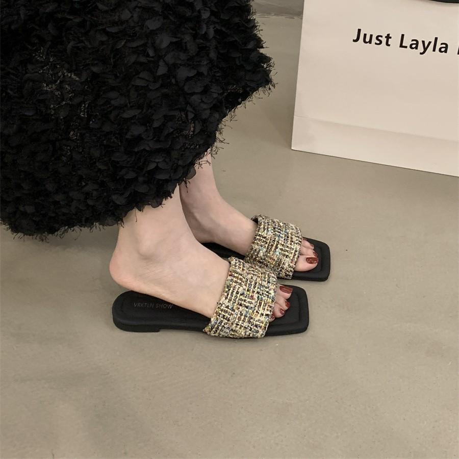 Flat-bottomed Xiaoxiangfeng one-word slippers, wearing fairy shoes in the summer of 2025, new square-headed black sandals.