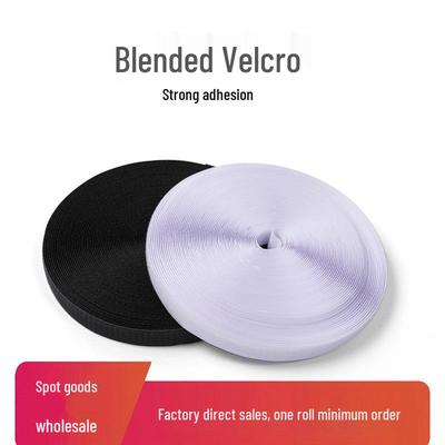 Schwarz-weißer Polyester-Mischklettverschluss, anpassbar und perfekt für verschiedene Anwendungen.