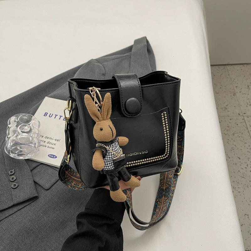 

[Inside the mezzanine] Versatile bag New retro shoulder messenger bag Women s fashion casual bucket bag