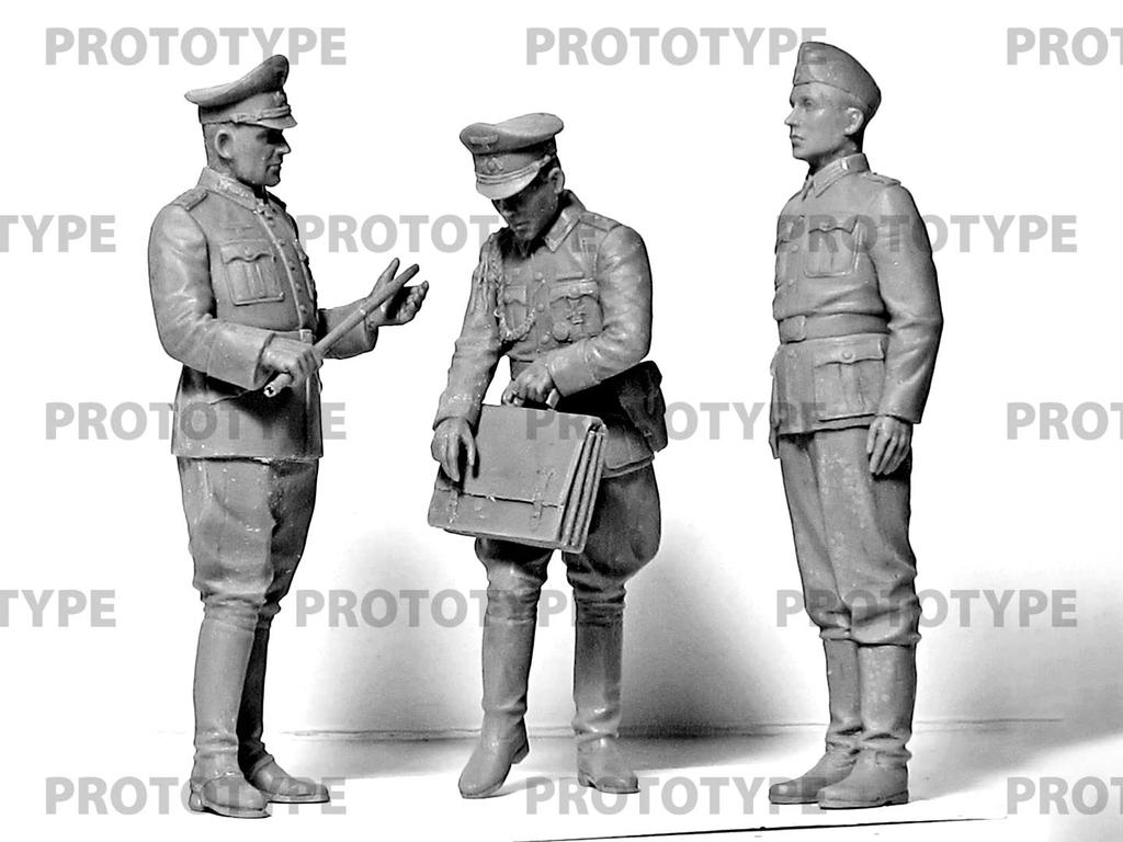 ICM WWII German Officers Staff Plastic Model 24020 1/24 &