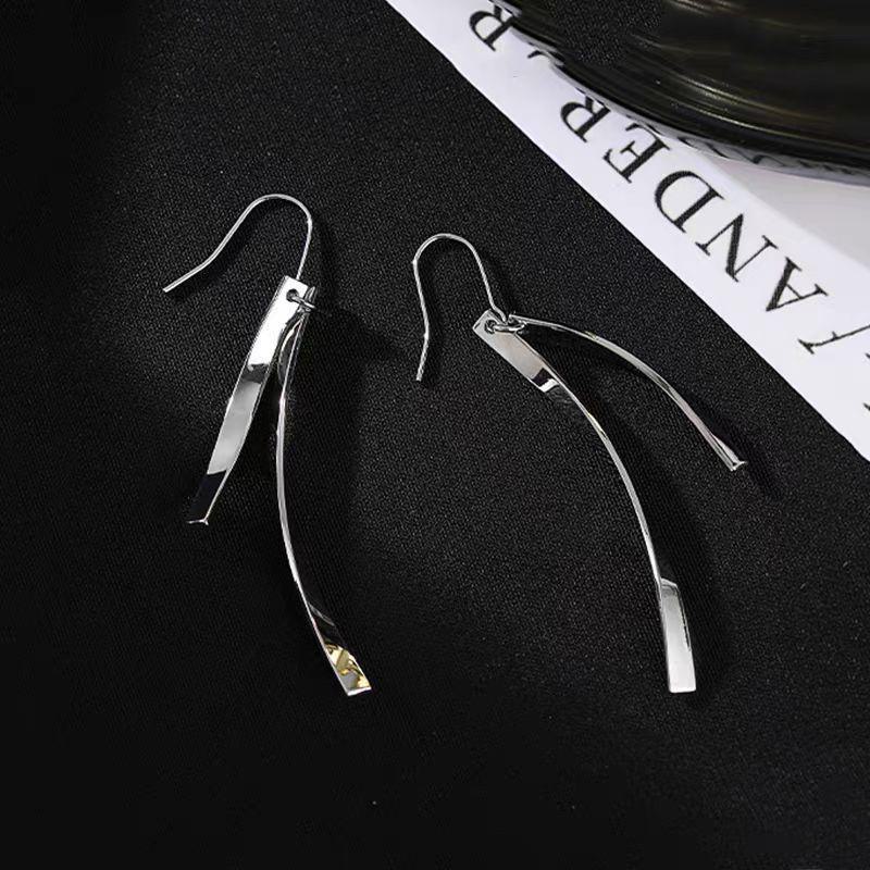 

Минималистичные серьги с кисточками 2025: Трендовый, Легкая роскошь, Нишевый дизайн высокого класса Line ear hooks