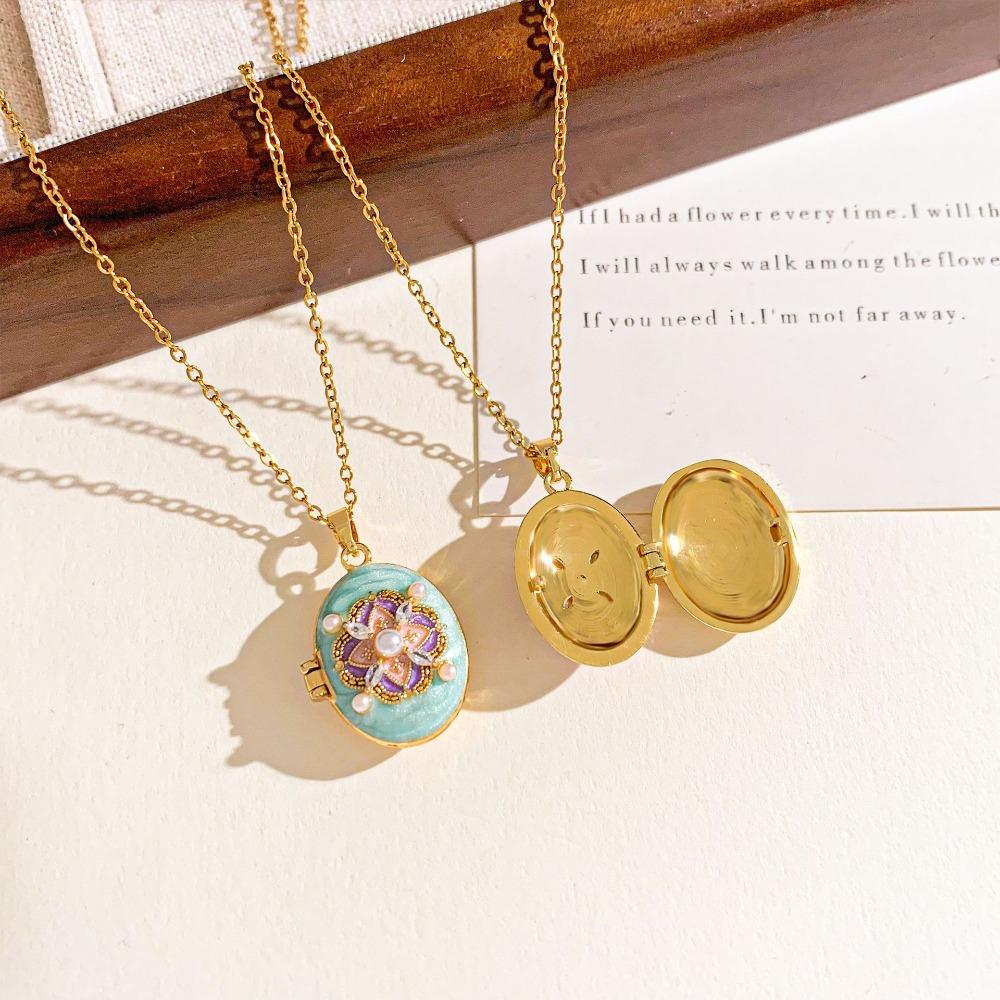 Inlaid Rhinestones Photo Locket Pendant Necklace Openable Gold Clavicle Chain Birthday Gift