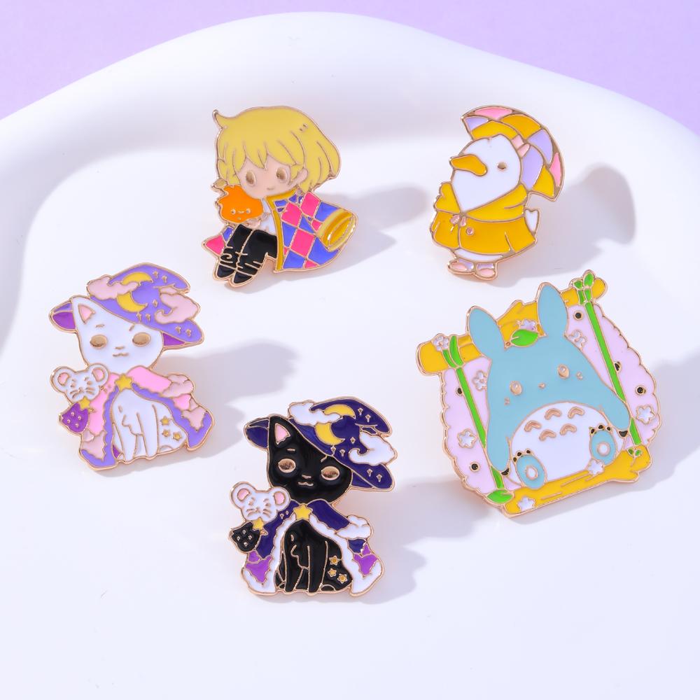 Lustige Niedliche Anime Schwarz Weiß Farben Hexe Katze Emaille Anstecknadeln Maus Mond Umhang Magie Rosa Halloween Goldene Pins