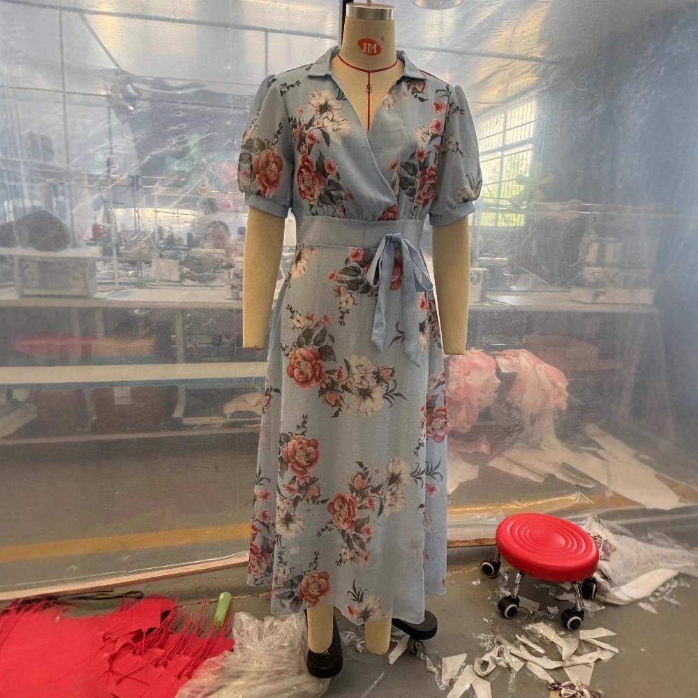 Dámské krátkorukávové šaty s výstřihem do V a digitálním potiskem v pase