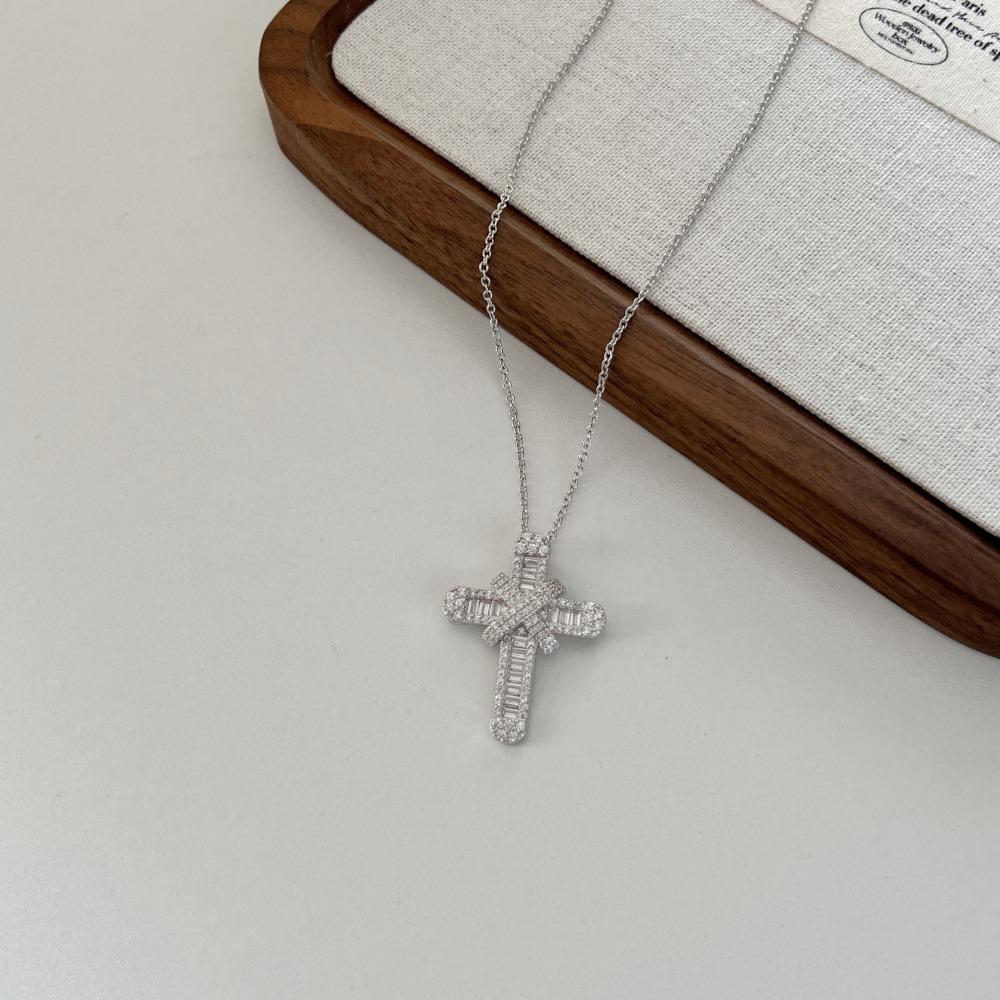 Cross Europe S625 Sterling Silver Women's Necklace, Luxurious Diamond Cross Pendant, Fashionable Clavicle Chain.