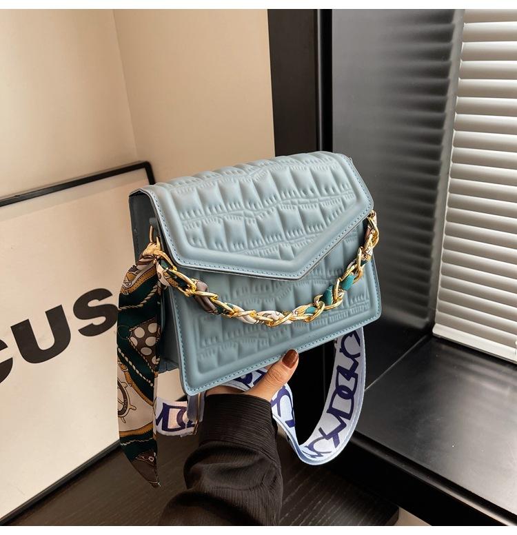 

Широкий плечевой ремень с выемкой квадрат 2025 новый простой и модный плечевой мессенджер цепочка портативная маленькая квадратная сумка женская сумка синий