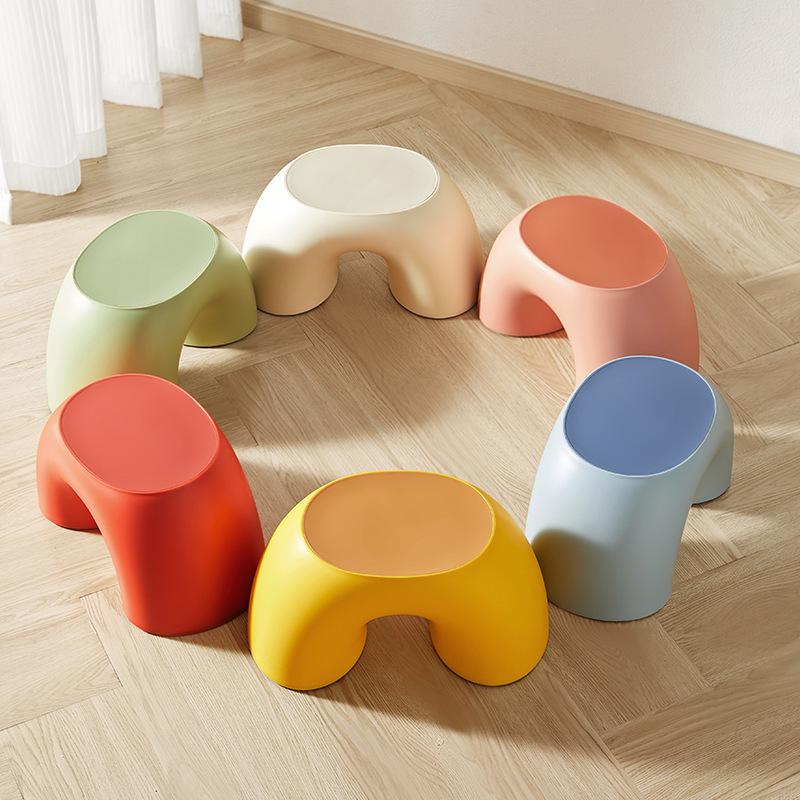 Nordischer Regenbogenhocker für Kinder: Verdickter Kunststoff-Fußhocker für Wohnzimmer oder zum Schuwechseln.