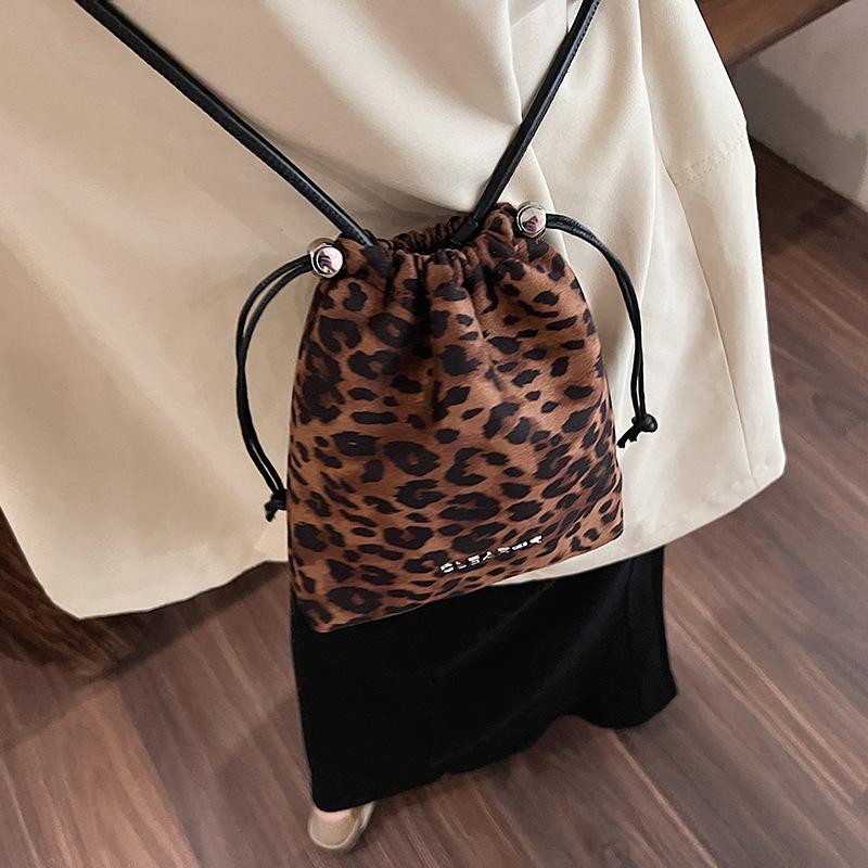 

Сумка для мобильного телефона с леопардовым принтом 2025 лето новый нишевый дизайн модная универсальная маленькая сумка на шнурке сумка через плечо сумка-мессенджер 17*5*18 цветной печати леопарда