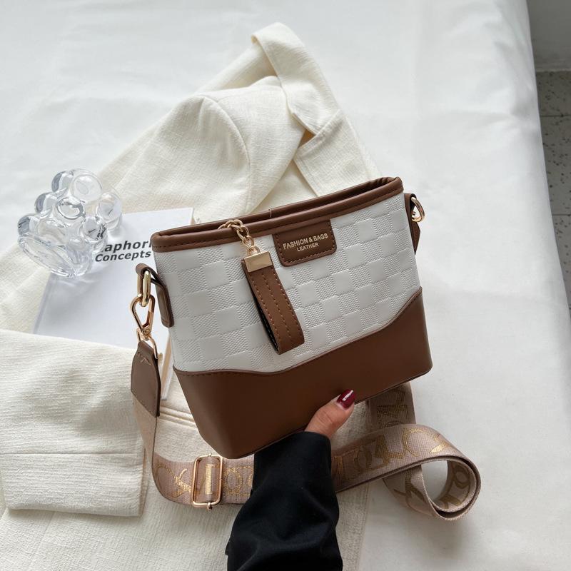 

Популярная в этом году женская сумка 2025 осень новая трендовая модная широкополосная на плечо сумка-мессенджер ins зарубежный стиль бродячая сумка