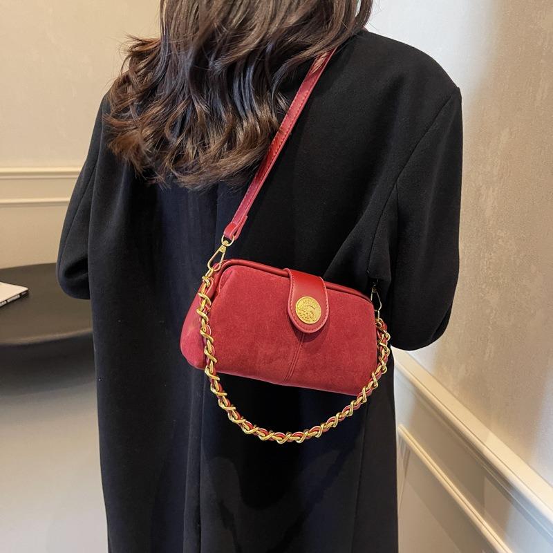 Niche retro underarm bag women's new fashionable exquisite chain shoulder bag commuter messenger bag