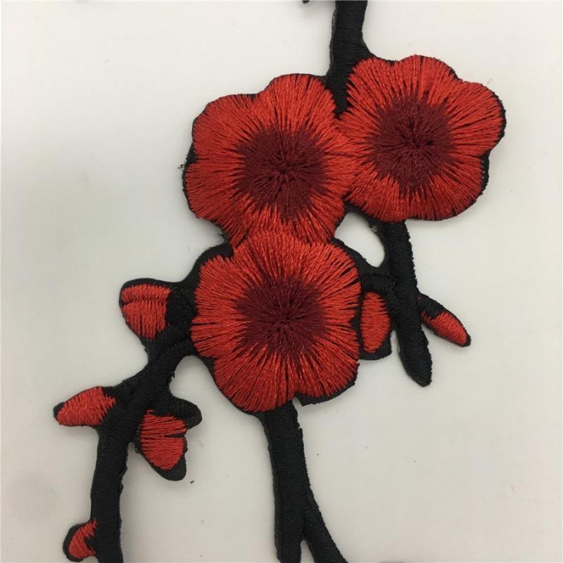 Ein Pflaumen-Stickerei-Spitzen-Spitzen-Aufkleber - Rote Pflaume und Weiße Pflaume DIY-Spitzenkragen Kleidung Zubehör.