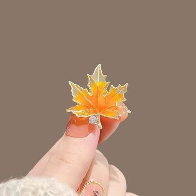 Spilla Foglia d'Acero Design Francese Anti-Luce Retrò Spilla Ginkgo Spilla da Donna Accessori Fibbia Fissa per Tailleur