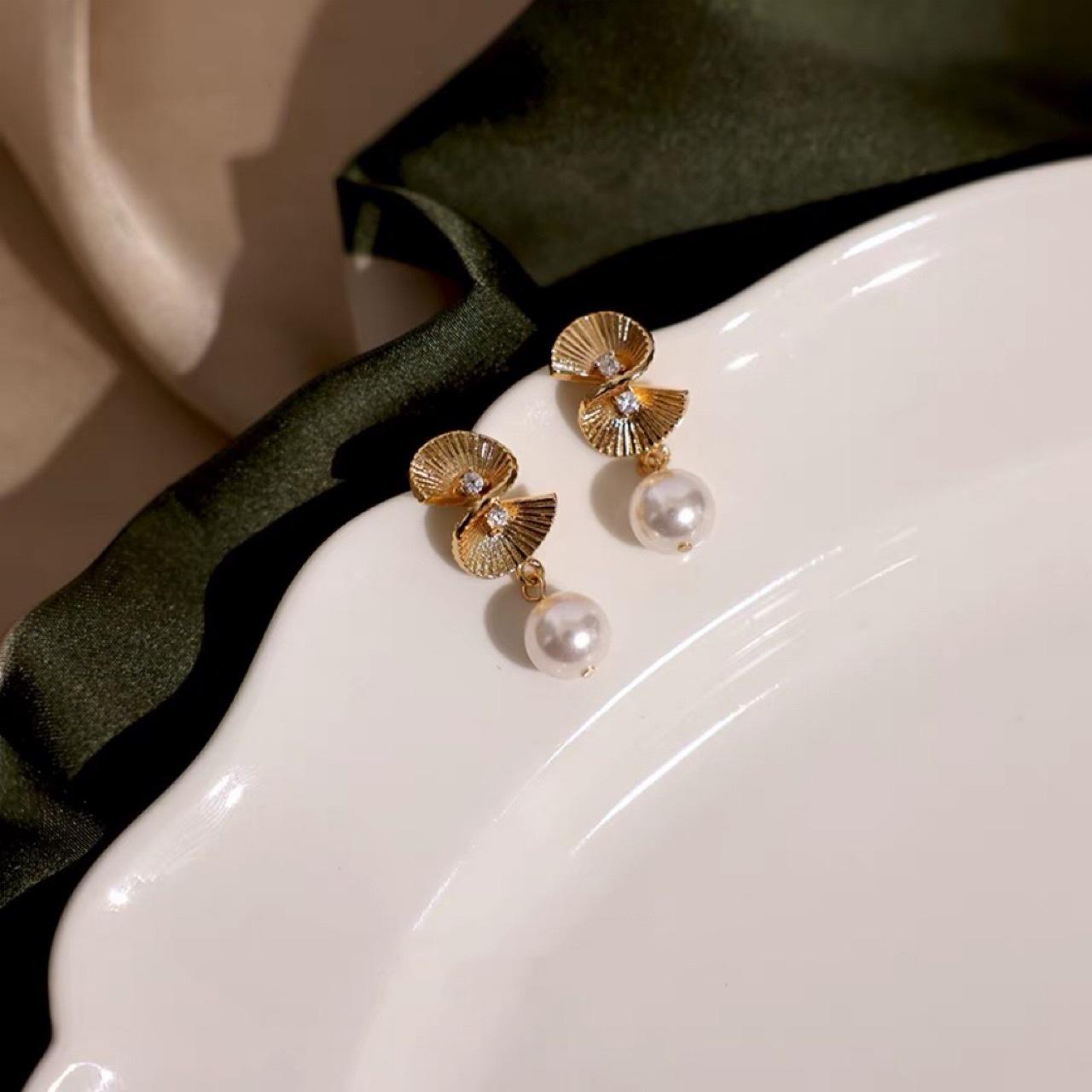 

New versatile geometric exquisite fan-shaped zircon natural freshwater pearl stud earrings silver needle new Chinese niche earrings Silver needle/zircon inlay