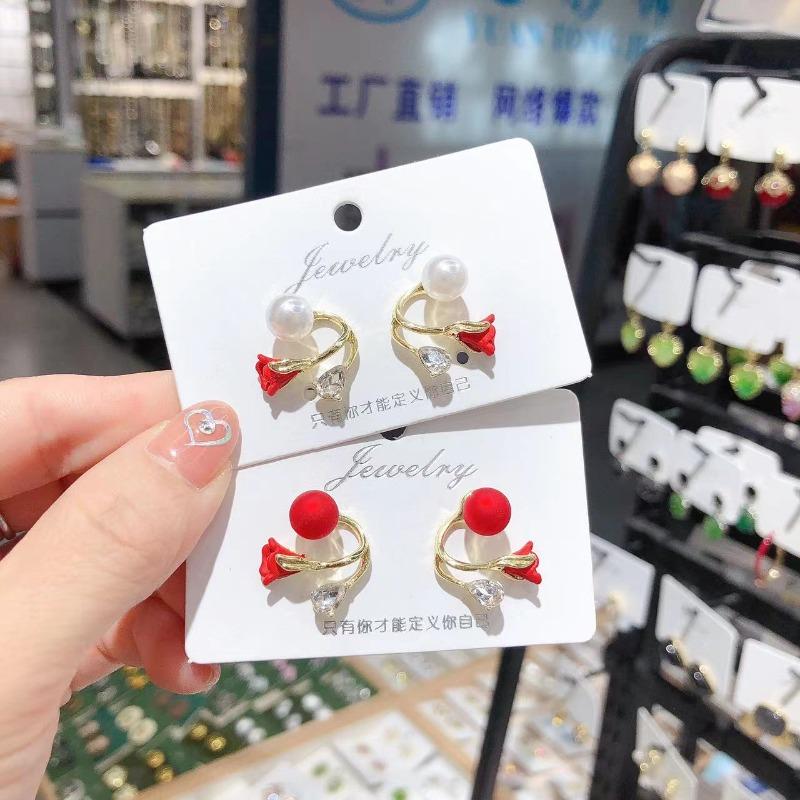 Koreanische Blumen-Steckohrringe für Damen Exquisite Vielseitige Imitationsperlen-Fischschwanz-Ohrringe Hochzeitsparty-Schmuck