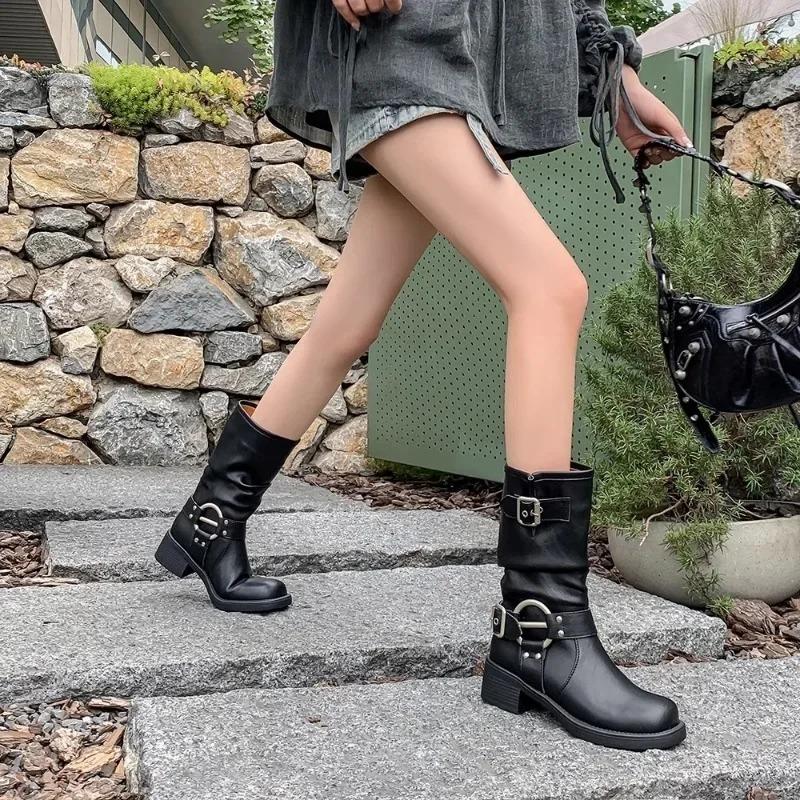Modische Schnalle Motorradstiefel Damen Runde Spitze Mittlerer Absatz Knöchelhohe Stiefel Quadratischer Absatz Herbst Plateau-Schuhe