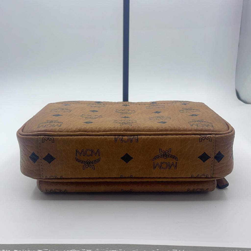 [Pre-Owned] Classic Monogram Zip Leather Camera Bag - Very Good #ZP1EIR