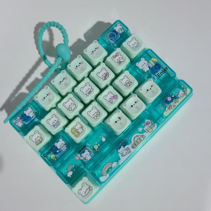 26 Tasten Fidget Tastatur Schlüsselanhänger Niedlicher Cartoon Bär Drück-Dekompressionsspielzeug Tasche Anhänger Zur Stressbewältigung Partygeschenke