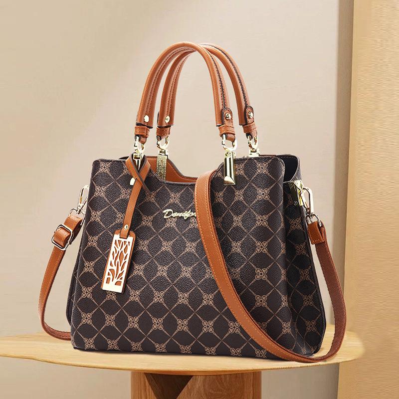 

Handheld shoulder bag, women s mother, high-end sense, light luxury work, simple and large capacity 2025 new tote bag хаки