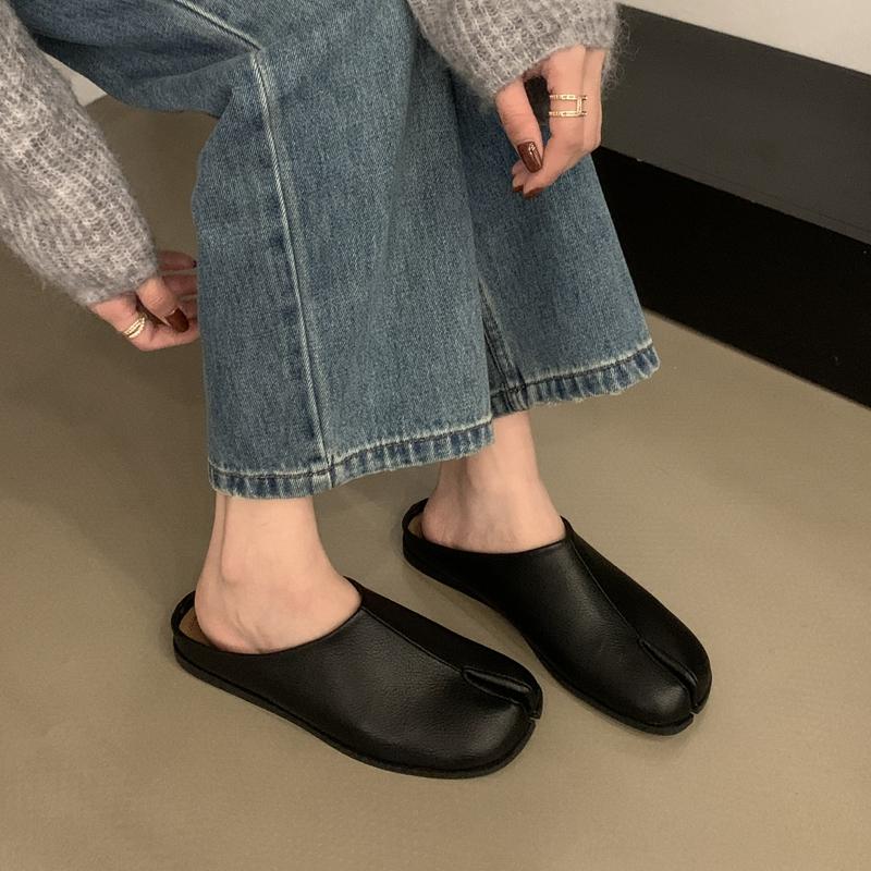 

Модные женские шлепанцы SUOJIALUN 2024 на осень, с плоским каблуком, модные шлепанцы с раздельным пальцем, женские мюли, повседневная уличная обувь с мягким каблуком 35 чёрный