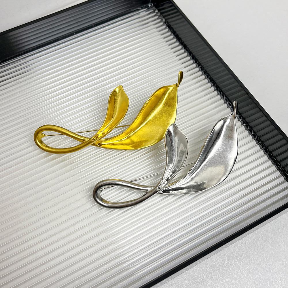 European And American Frosted Metal Folded Leaf Brooch Fashion Design Sense Exquisite Women Accessories Gift 2025