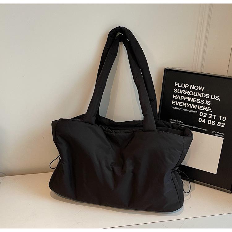 Женская универсальная сумка-тоут большой вместимости однотонного цвета