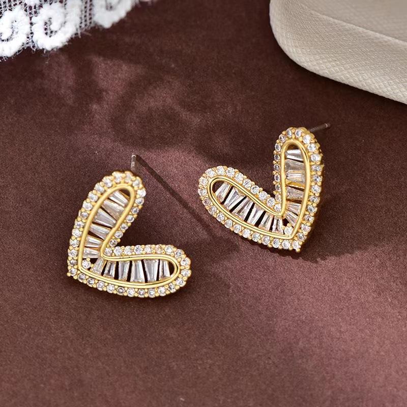 Niche, módní a lehce luxusní evropské a americké měděné náušnice s mikrovkládaným zirkonem s designovým nádechem